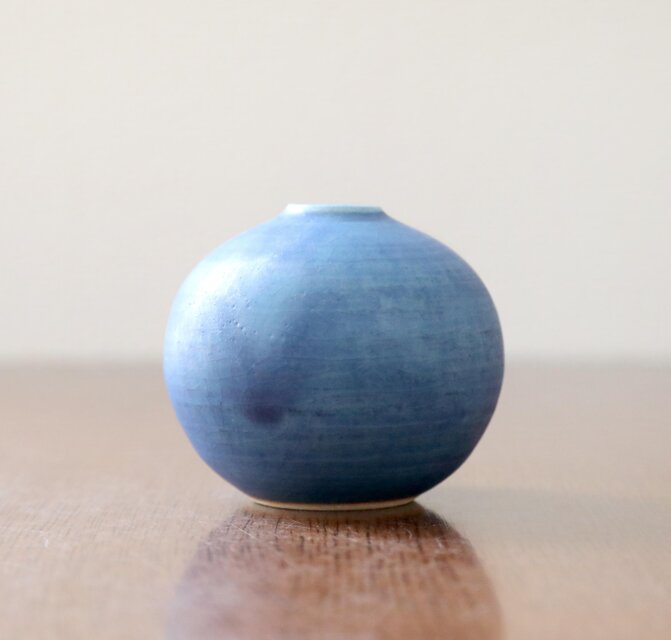 青色の陶器花瓶 釉薬 紺碧の釉薬 ころんと丸い一輪挿し | iichi 日々の暮らしを心地よくする