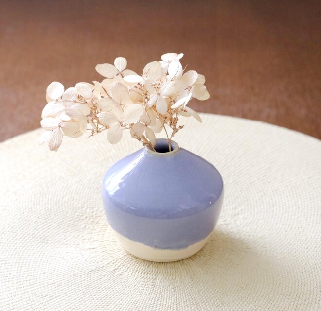 紫陽花結晶釉と白マットの一輪挿し | iichi 日々の暮らしを心地よく