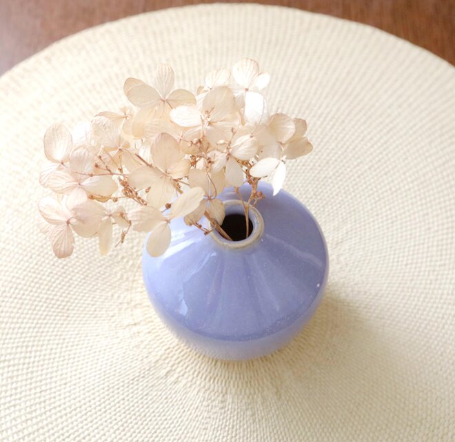紫陽花結晶釉と白マットの一輪挿し | iichi 日々の暮らしを心地よく