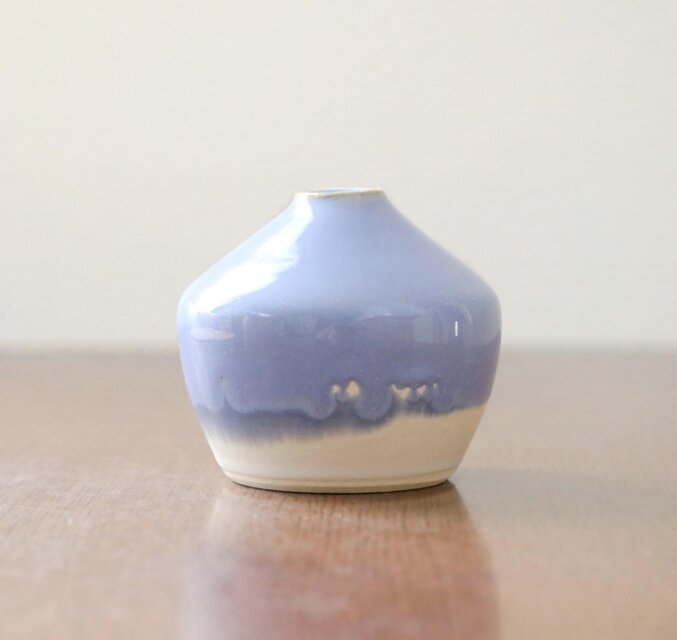紫陽花結晶釉と白マットの一輪挿し | iichi 日々の暮らしを心地よく
