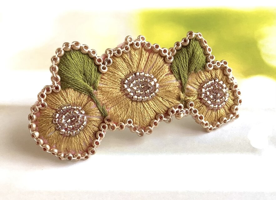 *Always*送料無料＊辛子色の３連フラワーブローチ