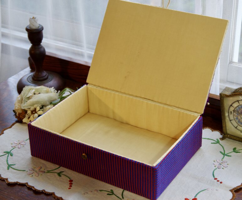 アンティークキルト✴︎刺繍キルト 布箱 アンティーク布 刺繍 クレイジーキルト | iichi 日々の