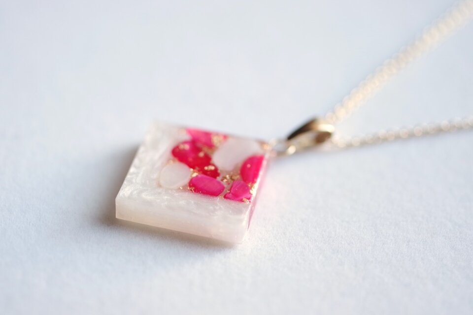 レジンアート　スクエアペンダント〈囁き貝・ローズピンク〉