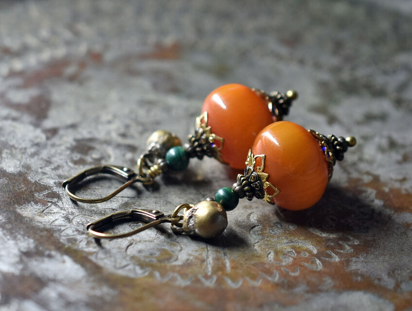 プックリ艶やかなアフリカンアンバーとマラカイト、隠しブルービーズ、民族鈴のピアス