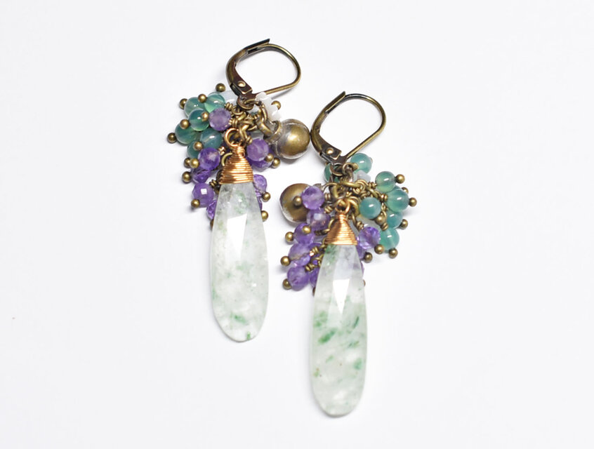 ヴィンテージブラス（真鍮）と グリーンガーネットと瑪瑙のピアス。