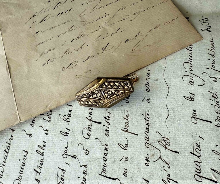 フランスアンティークボタンスカーフ留め／１9００年前後メタルボタンゴールド六角形