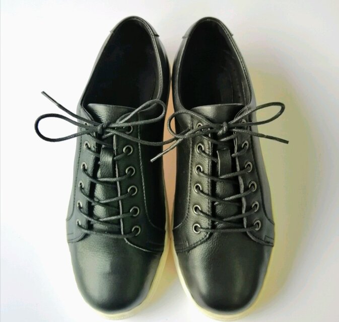 本革スニーカー　ブラック　ハトメ仕様　丈夫で柔らかいレザー採用