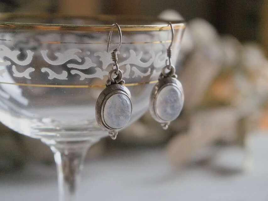 ムーンストーンとシルバーのピアス