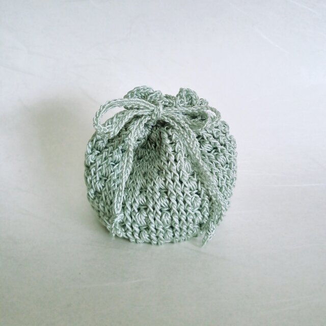 ラグジュアリーなレース編みポーチ　ライムグリーン　バッグインバッグ　インテリア　ラッピングバッグ