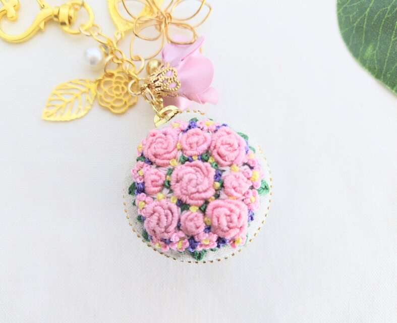 ピンクの薔薇刺繍のマカロン＆キーホルダー | iichi 日々の