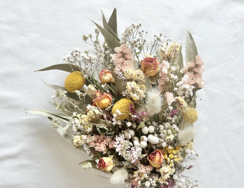 クラスペディアとミニ薔薇 かすみ草のスワッグ | iichi 日々の暮らしを