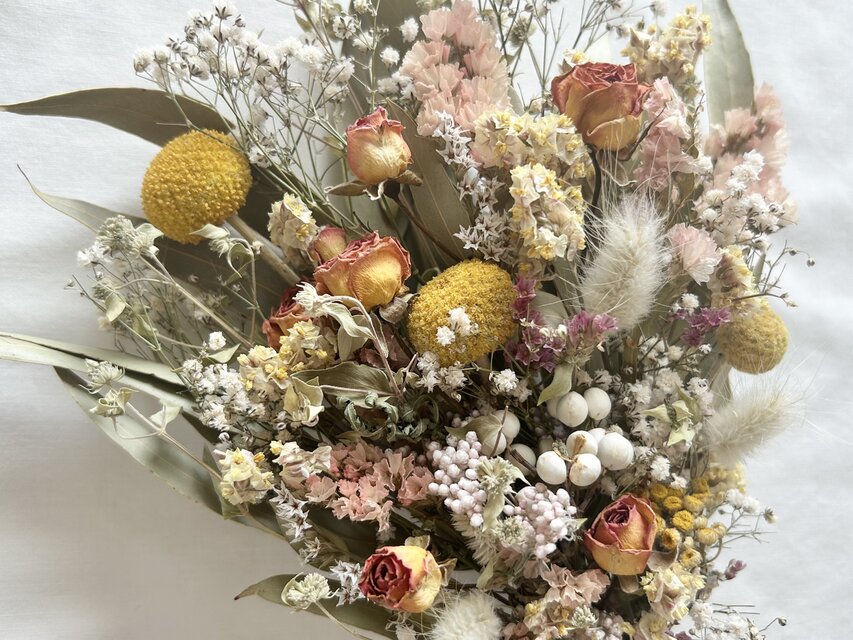 クラスペディアとミニ薔薇 かすみ草のスワッグ | iichi 日々の暮らしを