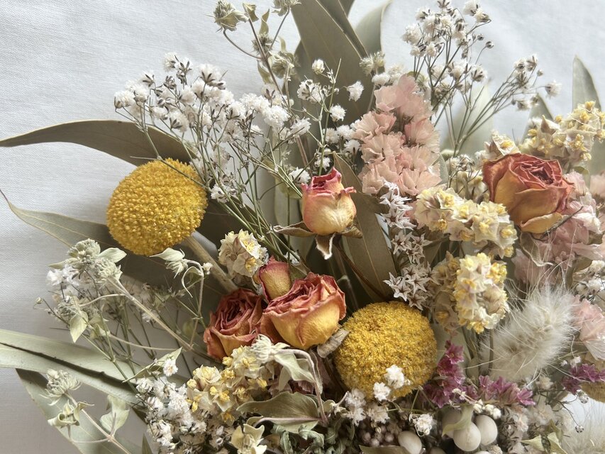 クラスペディアとミニ薔薇 かすみ草のスワッグ | iichi 日々の暮らしを