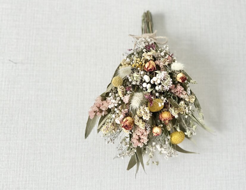 クラスペディアとミニ薔薇 かすみ草のスワッグ | iichi 日々の暮らしを