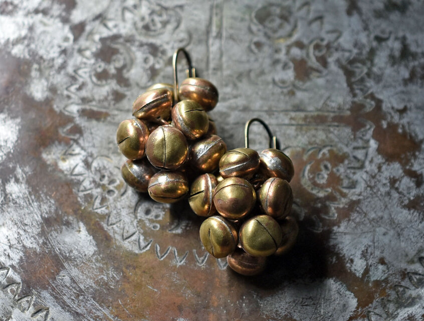 たわわな鈴のポンポンピアス（アンティークゴールドカラー）