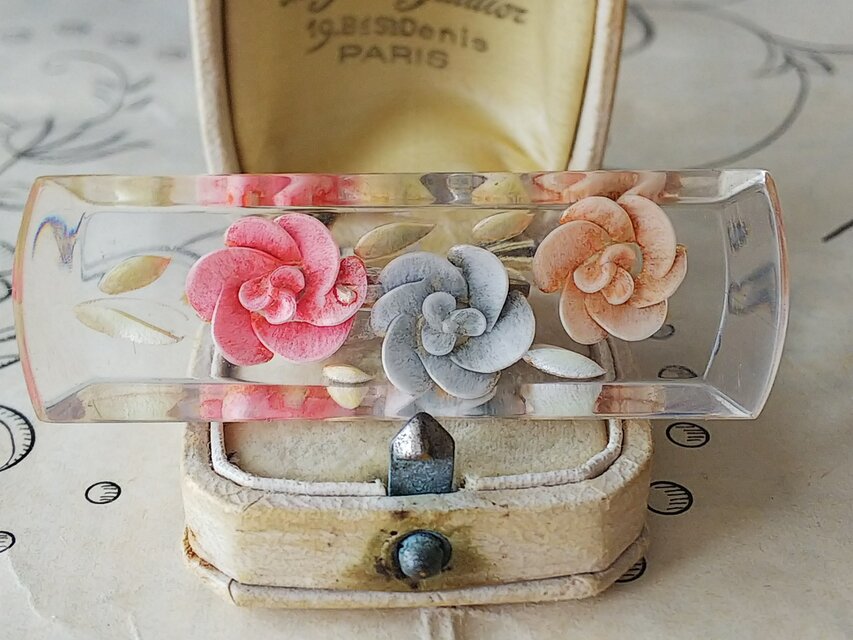 ヴィンテージ　ピーチ､Blue､ピンク／3色のお花　細長いルーサイト製ブローチ