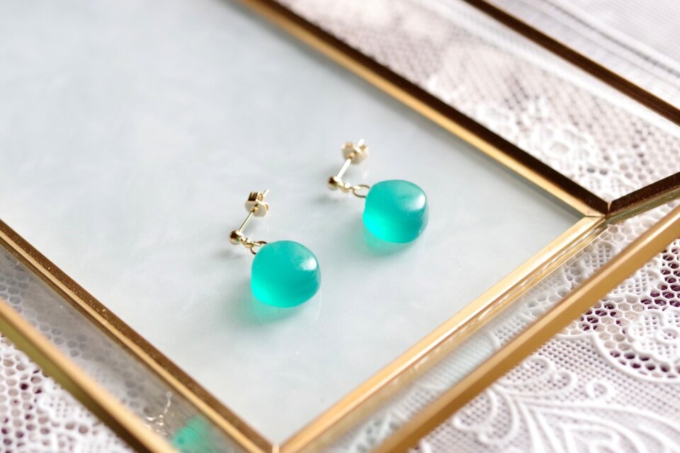 レジンアート　シーグラス風のピアス〈面影は遠し〉