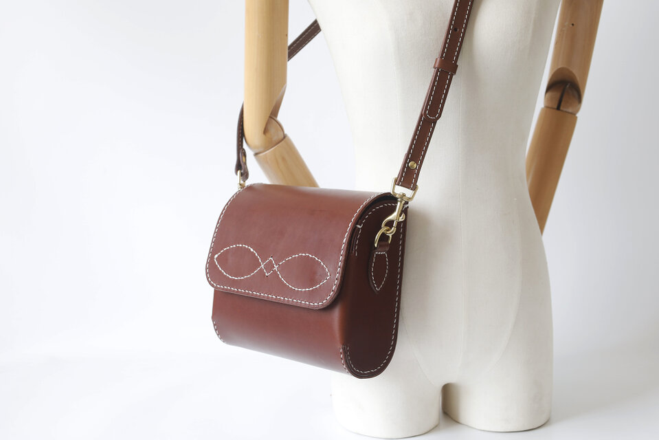 ツールボックスにインスパイアされた本革ショルダーバッグ｜Tool Curve｜驚くほど美しい横顔 × 驹縫い仕立て