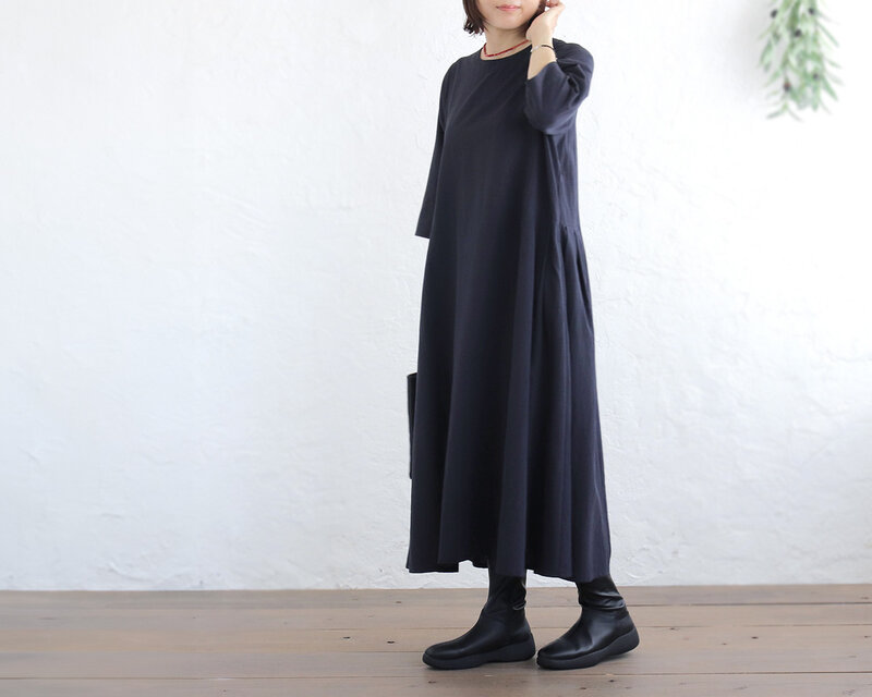 秋の始まりに◎ ゆったり細見え 東炊きコットンリネン サイドタックワンピース（ネイビー）OP37