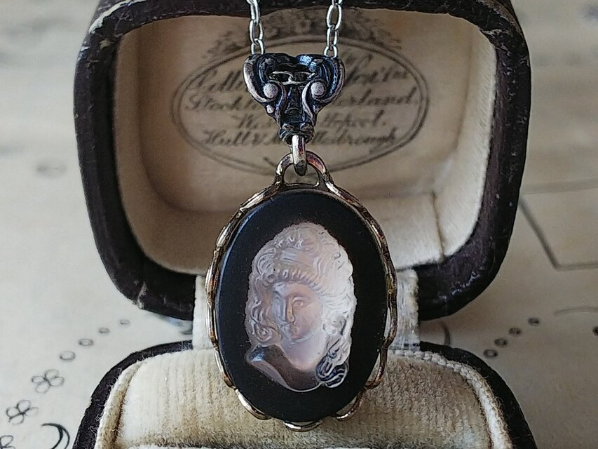 ヴィンテージ　Clear／漆黒 カメオ(左向き）アールヌーボー調アンティークSilverネックレス