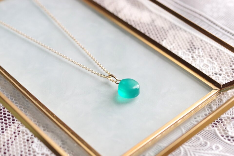 レジンアート　シーグラス風のペンダント〈面影は遠し〉