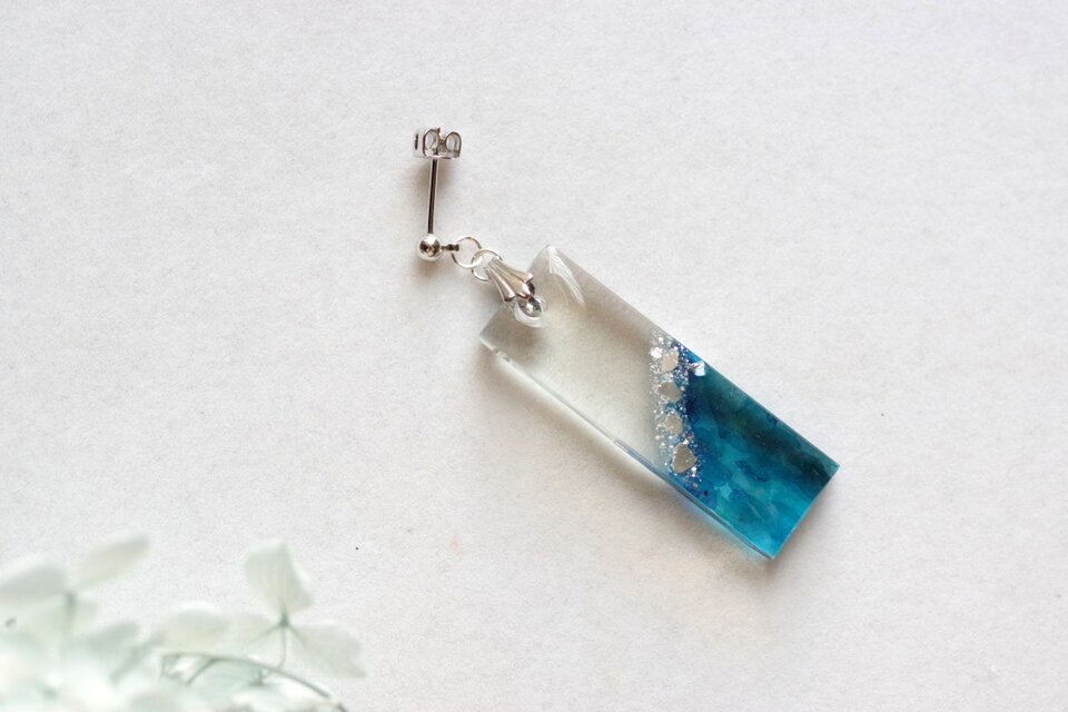 レジンアート　長方形のプレートピアス〈慕わしい空〉