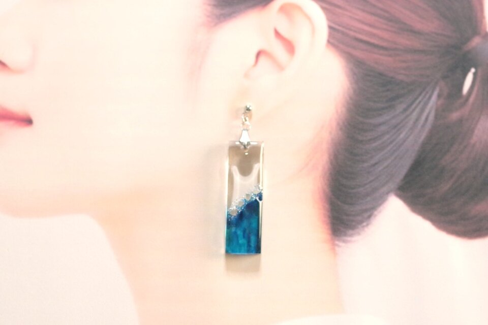 レジンアート 長方形のプレートピアス〈慕わしい空〉 | iichi 日々の