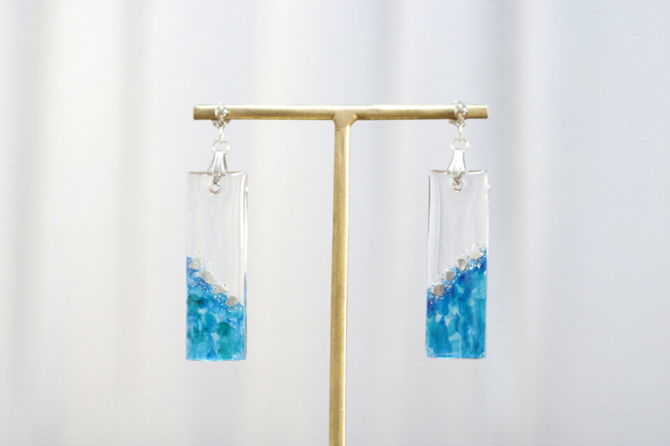 レジンアート 長方形のプレートピアス〈慕わしい空〉 | iichi 日々の