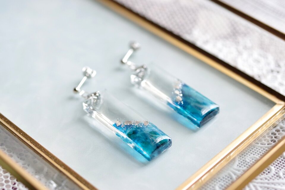 レジンアート 長方形のプレートピアス〈慕わしい空〉 | iichi 日々の