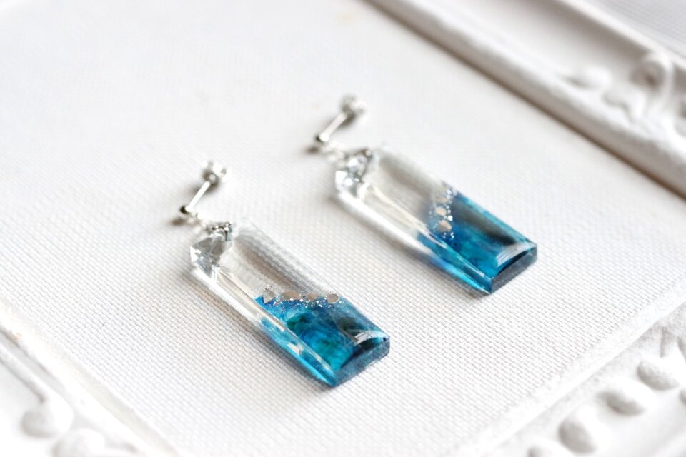 レジンアート 長方形のプレートピアス〈慕わしい空〉 | iichi 日々の