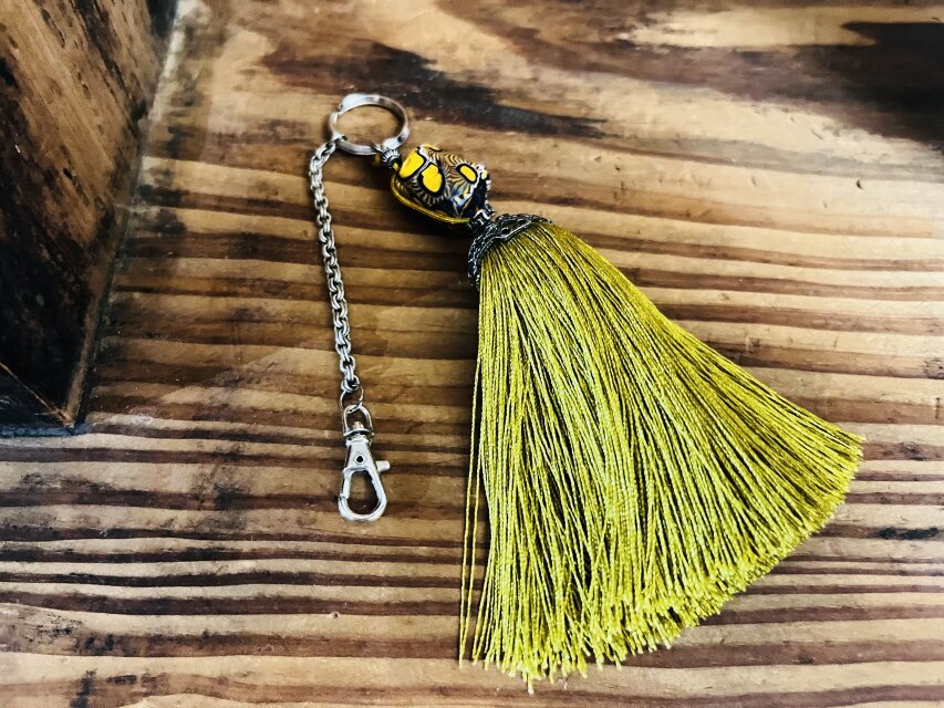 バッグチャーム　キーホルダー　アンティークアフリカンビーズ黄朽葉色　006