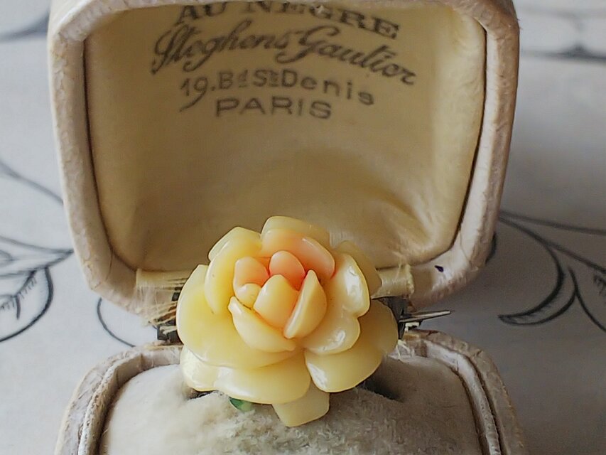 ヴィンテージ　ピーチ色の薔薇／セルロイド製　ブローチ