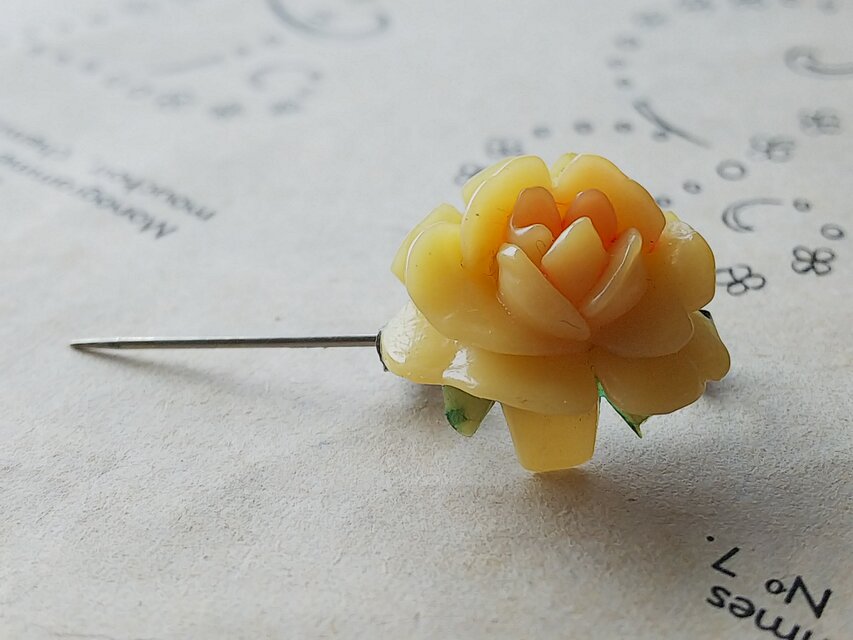 ヴィンテージ ピーチ色の薔薇／セルロイド製 ブローチ | iichi 日々の