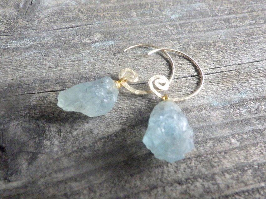 14kgf* Raw Aquamarine アクアマリン原石（L）の渦巻きピアス☆槌目