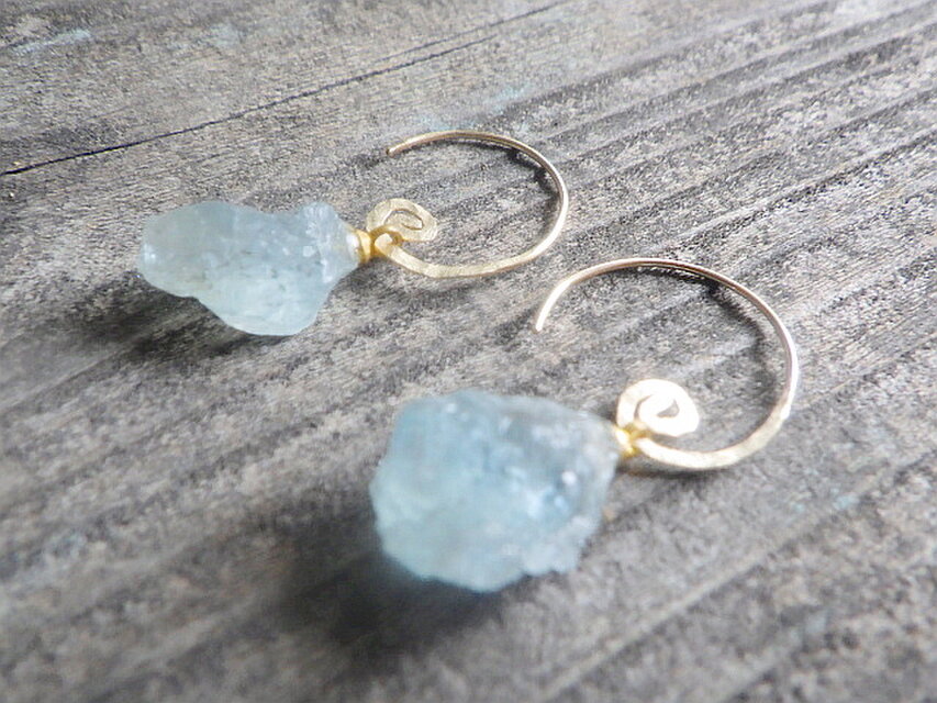 14kgf* Raw Aquamarine アクアマリン原石(L)の渦巻きピアス☆槌目 14kgf* Raw Aquamarine アクアマリン原石(L)の渦巻きピアス☆槌目