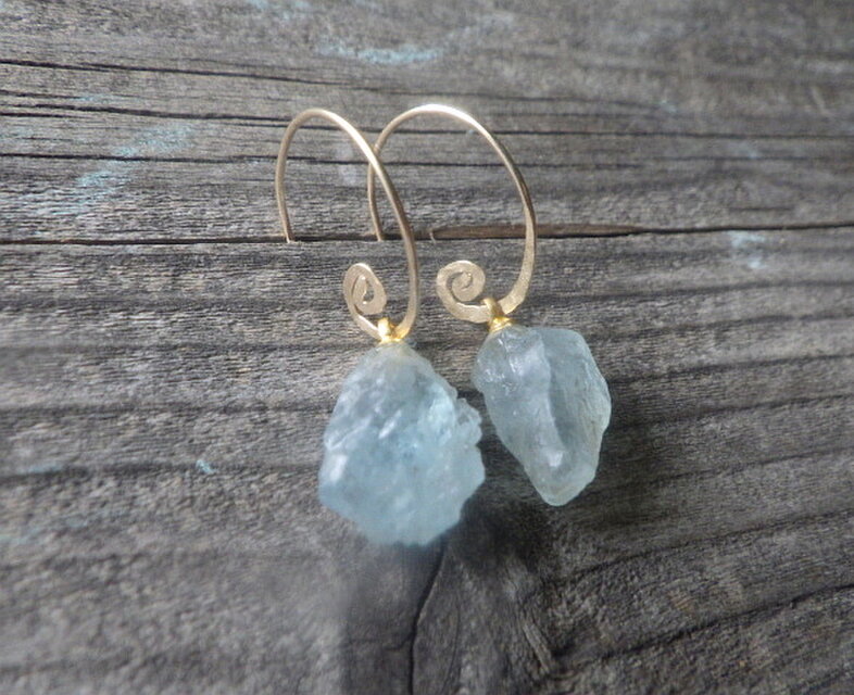 14kgf* Raw Aquamarine アクアマリン原石（L）の渦巻きピアス☆槌目