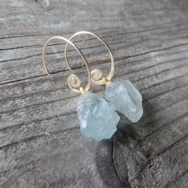 14kgf* Raw Aquamarine アクアマリン原石（L）の渦巻きピアス☆槌目