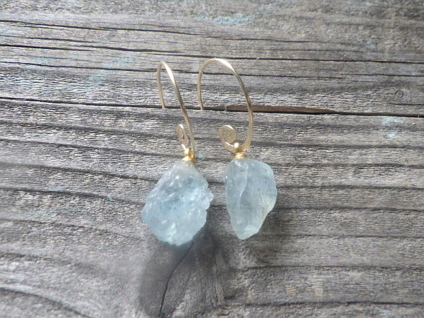 ＊14kgf＊大粒アクアマリンと希少リビアングラスのピアスNo798 14kgf* Raw Aquamarine アクアマリン原石（L）の渦巻きピアス☆槌目