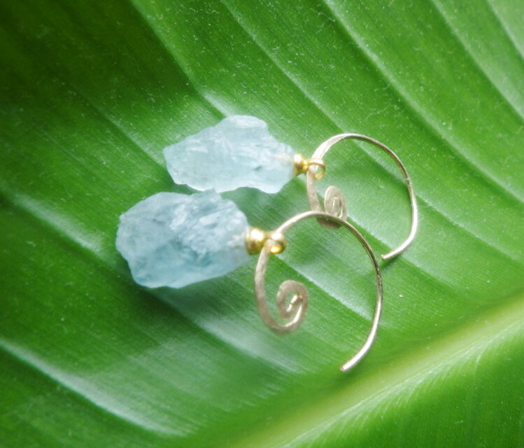 14kgf* Raw Aquamarine アクアマリン原石（L）の渦巻きピアス☆槌目