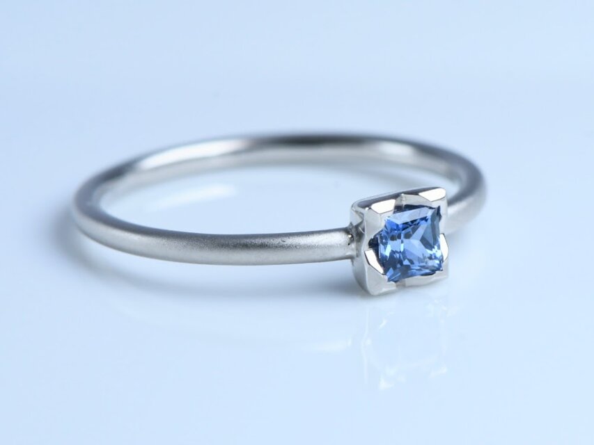 Pt900 ブルーサファイアのプリンセスカットリング