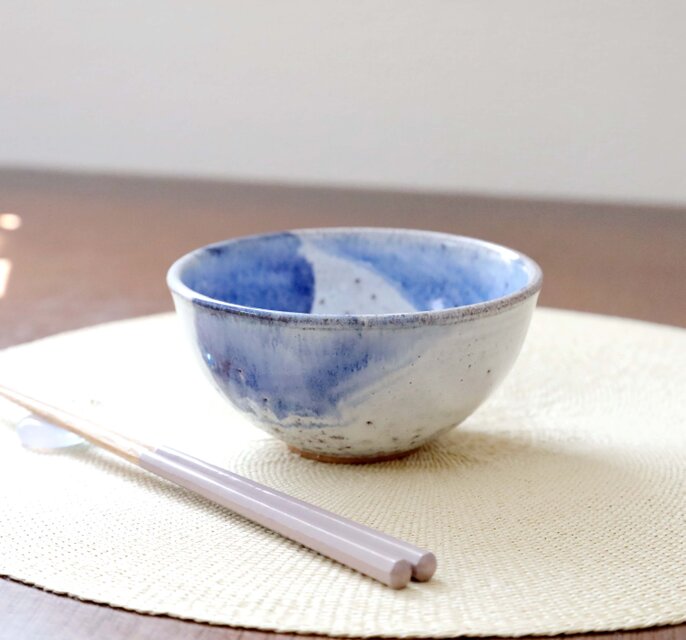 白釉刷毛目　茶碗　船木研兒 白釉と瑠璃色刷毛目の飯碗 | iichi 日々の暮らしを心地よくする