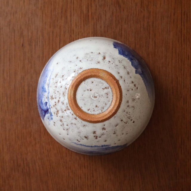 白釉刷毛目　茶碗　船木研兒 白釉と瑠璃色刷毛目の飯碗 | iichi 日々の暮らしを心地よくする