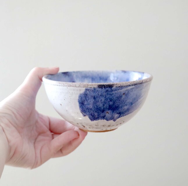 白釉と瑠璃色刷毛目の飯碗 | iichi 日々の暮らしを心地よくする