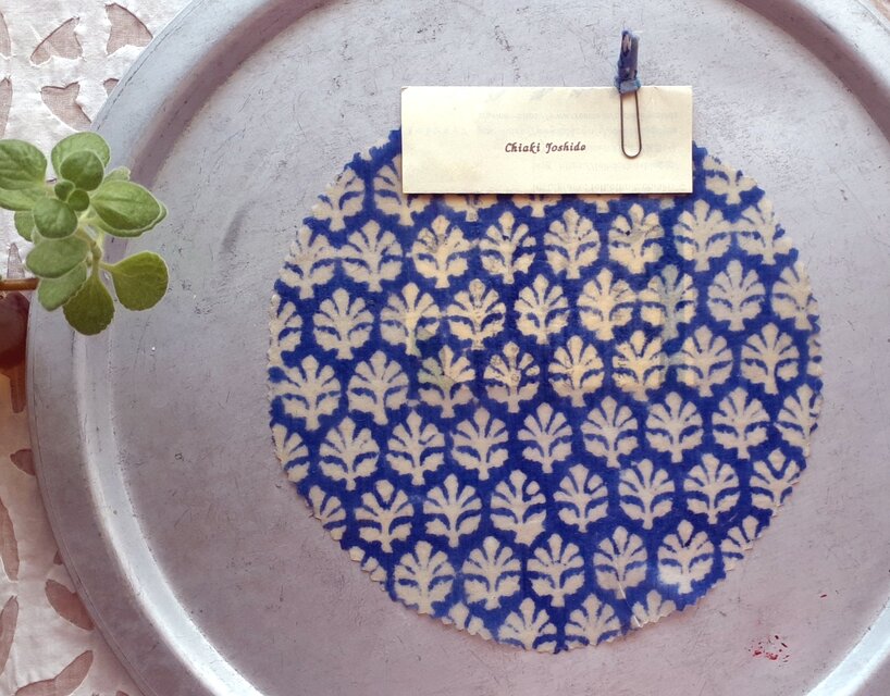 みつろうエコラップ マルＭ：スカイブルー ボタニカル柄 〈インド綿 ブロックプリント コットン100% エコラップ〉