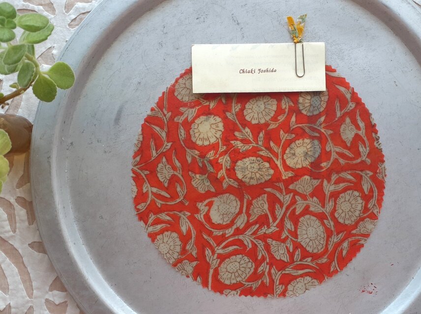 みつろうエコラップ マルＭ：オレンジ 花柄 〈インド綿 ブロックプリント コットン100% エコラップ〉