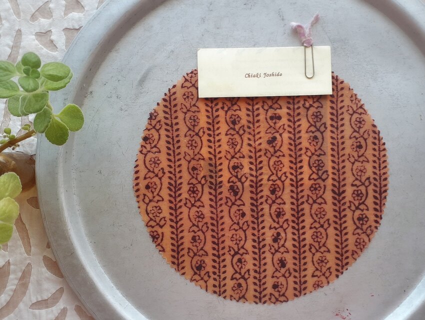 みつろうエコラップ マルＭ：草木染め 赤色 花柄 〈インド綿 ブロックプリント コットン100% エコラップ〉