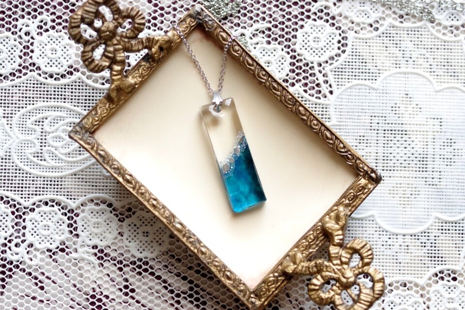 レジンアート　長方形のプレートペンダント〈慕わしい空〉