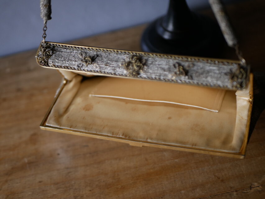 フランスアンティーク　マイクロガラスビーズと刺繍バッグ マイクロビーズ アンティークバッグ フランスアンティーク