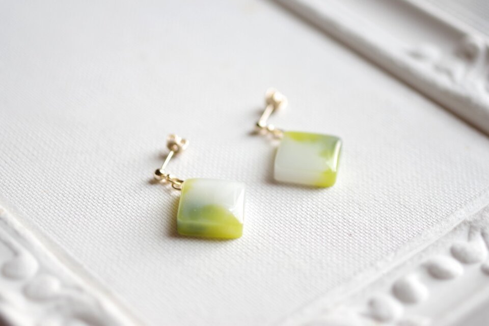 レジンアート　スクエアピアス〈縁側でのひととき〉