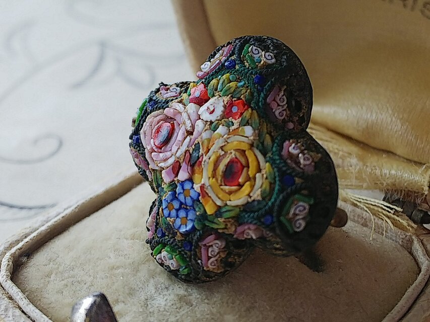 ヴィンテージ 薔薇､勿忘草、小花達のマイクロモザイクブローチ | iichi